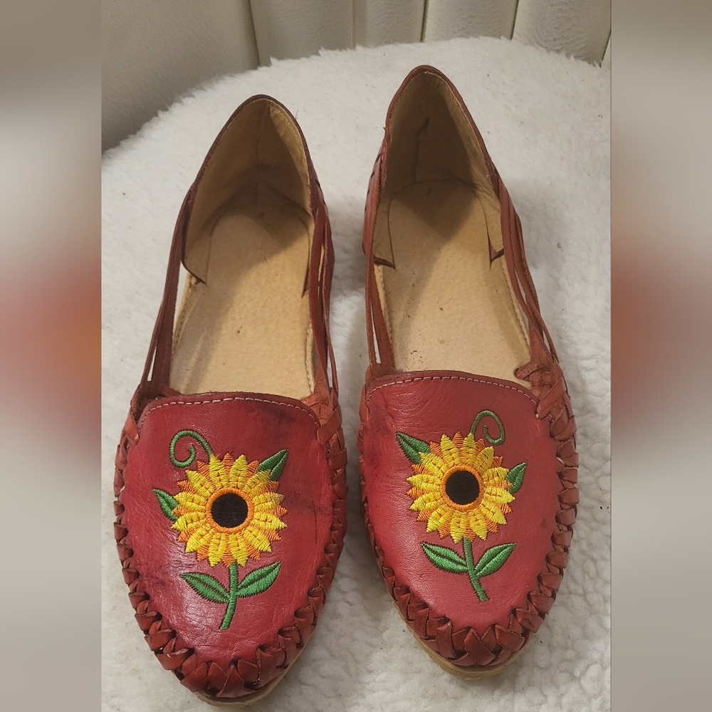 Sunflower Mexican Leather Sandal/Huarache embroidered. Size 9 /10 NWOT.